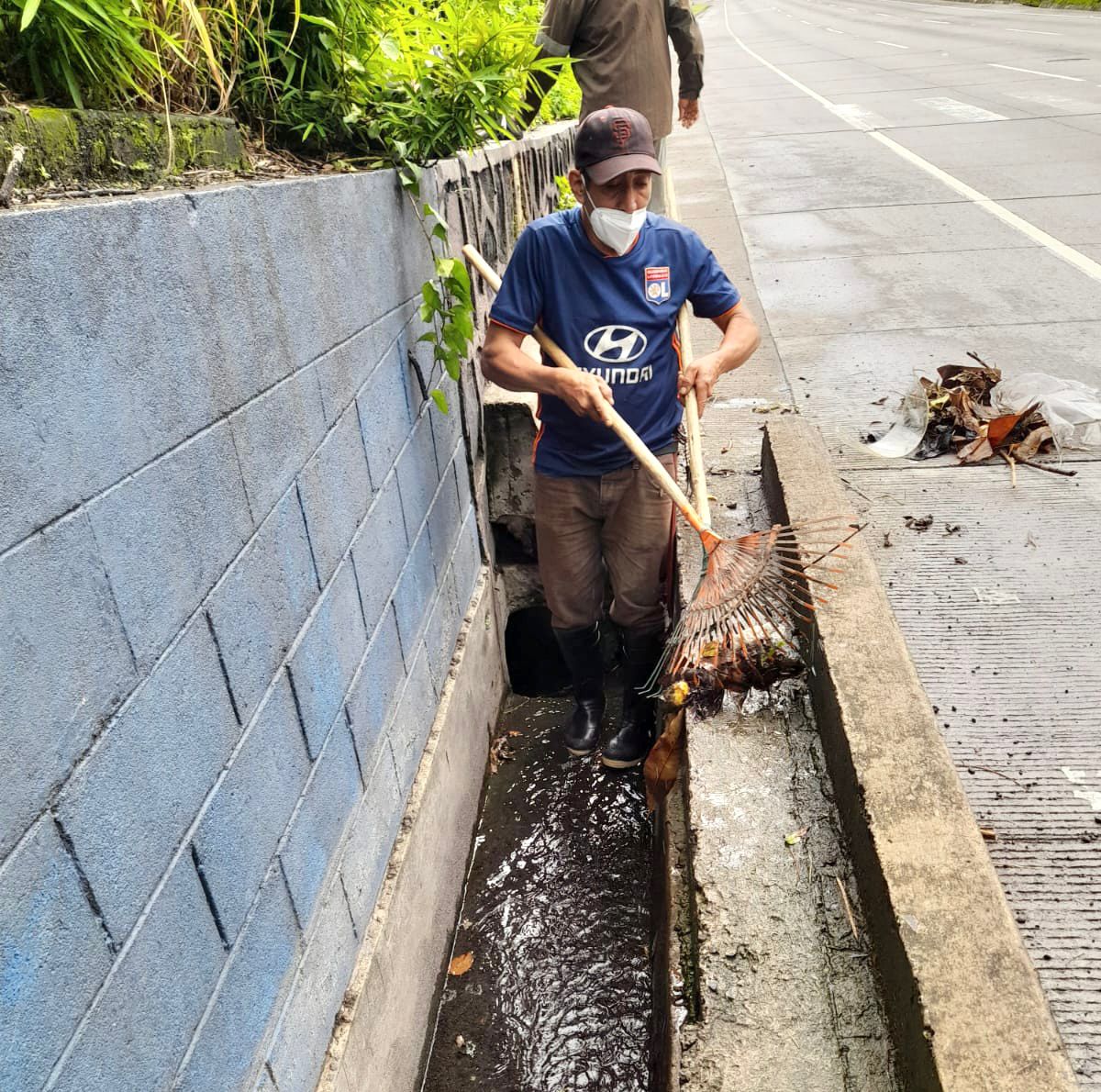 TRABAJO EN LIMPIEZA DE CUNETAS 3